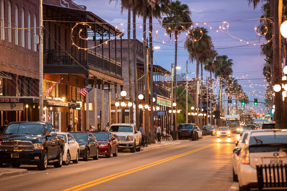 Tampa,,Florida,-,June,14,,2019:,People,Walk,Along,The